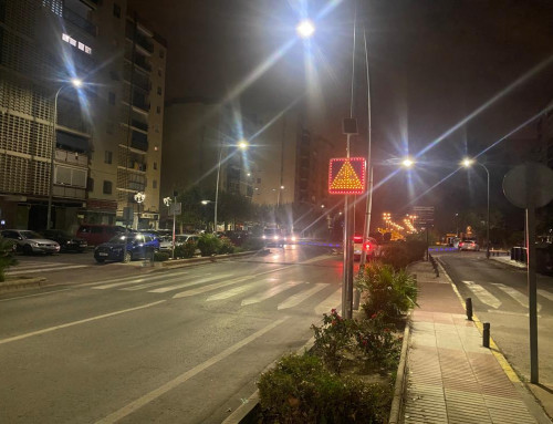 Se sustituye la señalización vertical de los pasos de peatones existentes en la calle Madrid, en las inmediaciones del Parque América, por otra solar igual que la del resto de la travesía